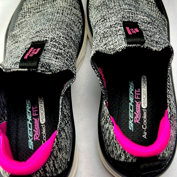 Skechers relaxed fit ,air cooled memory foam size 9.5 - Picture 10 of 12